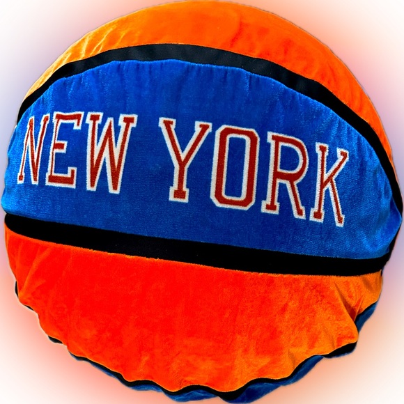 VTG RARE 25” XL NEW YORK KNICKS RUBBER BASKETBALL RODEO FAIR PRIZE ORANGE BLUE - Picture 3 of 8
